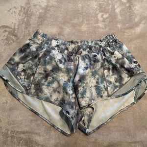 Lululemon Hotty Hot 2.5 shorts